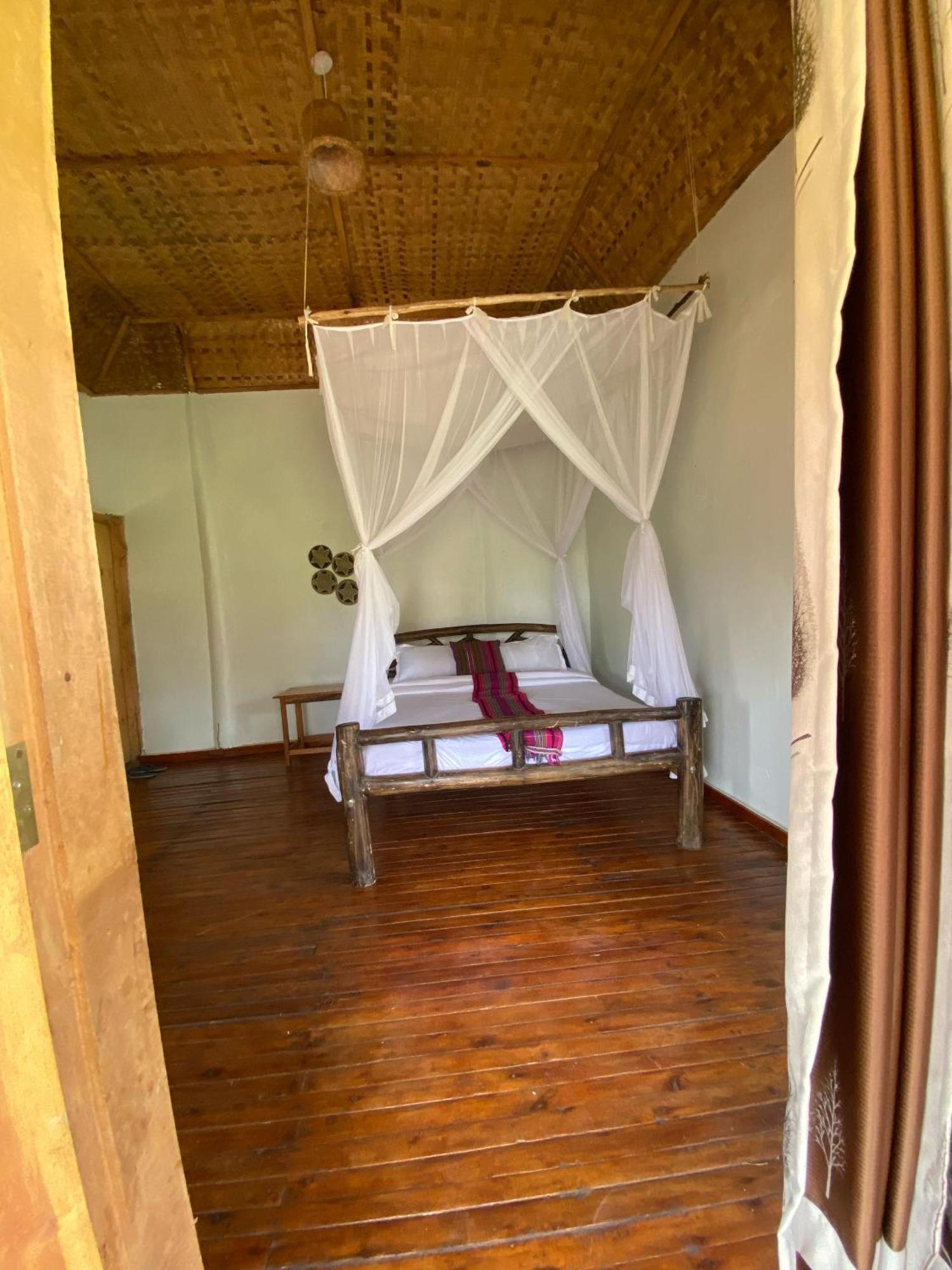 Lodge Savannah Murchison Fajao